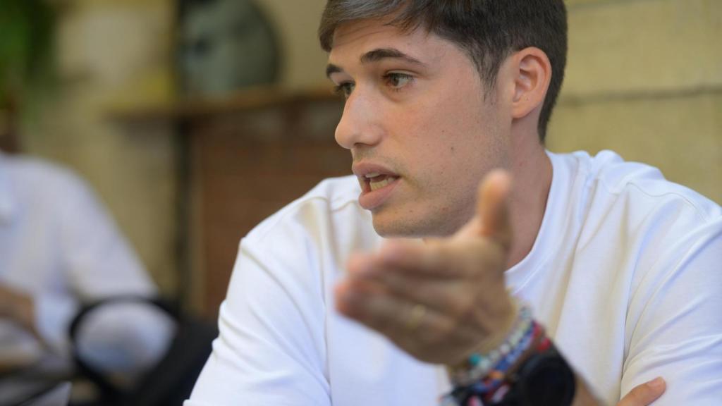 Sanjuán en la entrevista en las inmediaciones del Ayuntamiento de Valencia. Kike Taberner