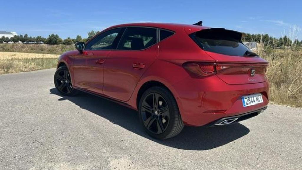Vista tres cuartos trasera del Seat León FR e-Hybrid
