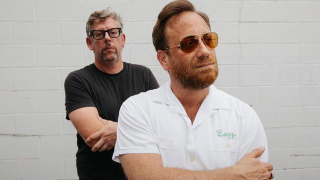 Dan Auerbach y, detrás, Patrick Carney, miembros de The Black Keys. Foto: Larry Niehues