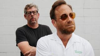 Dan Auerbach y, detrás, Patrick Carney, miembros de The Black Keys, en una foto promocional