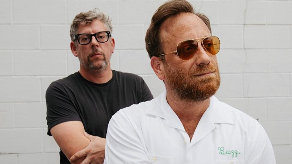 Dan Auerbach y, detrás, Patrick Carney, miembros de The Black Keys. Foto: Larry Niehues