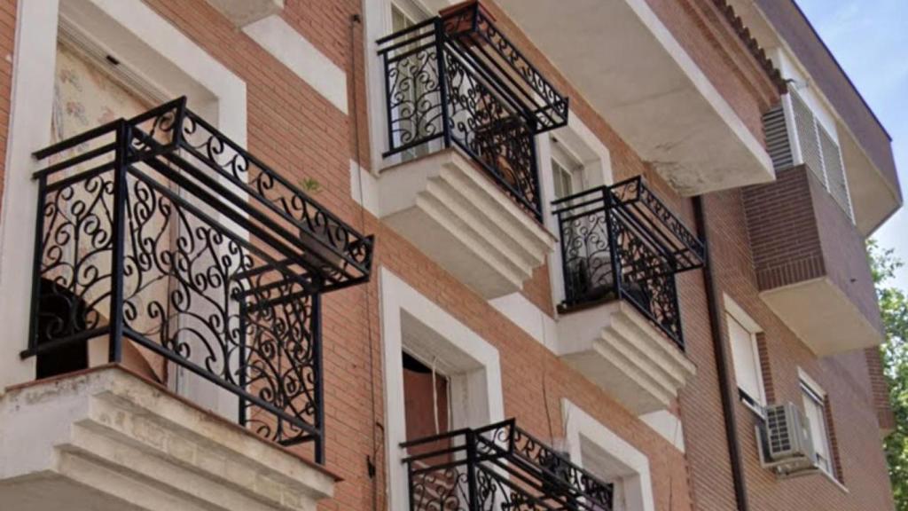 La fachada de la casa okupa de la calle Cáceres 5, en Leganés.