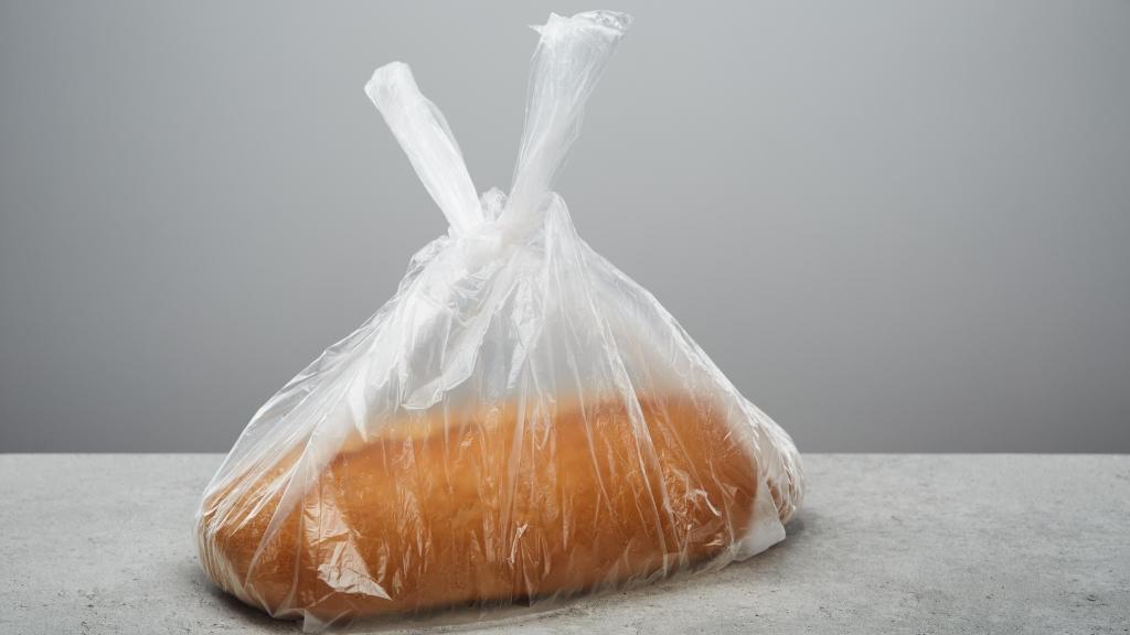 Hogaza de pan en una bolsa de plástico.