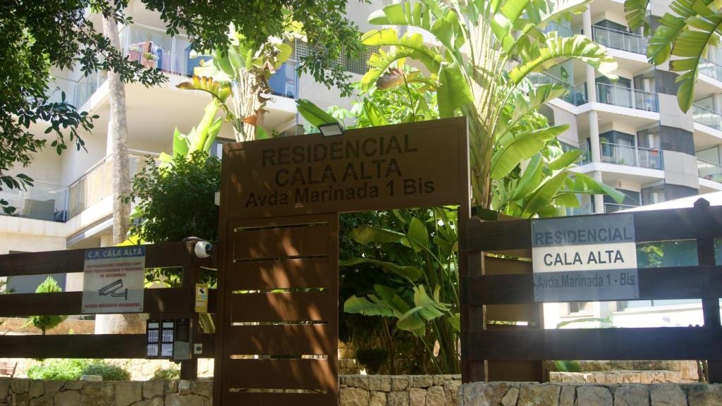 Imagen del edificio Residencial de Cala Alta, el pasado lunes.