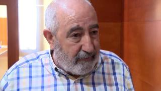 El alcalde de Aguarón, Lucio Cucalón, antes del pleno.