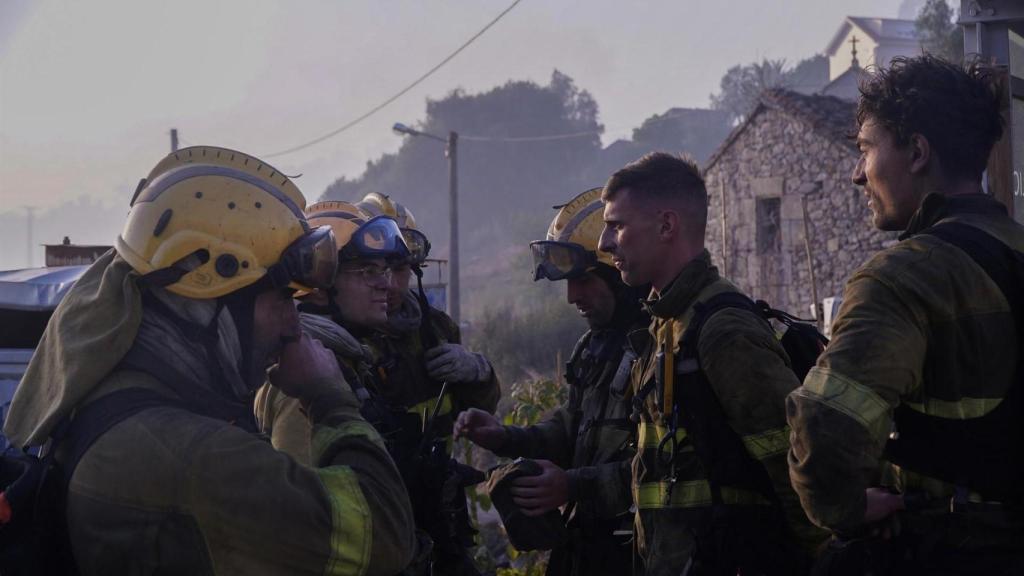 Varios bomberos, a 5 de agosto de 2025, en Ponteceso, A Coruña.