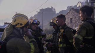 Varios bomberos, a 5 de agosto de 2025, en Ponteceso, A Coruña.