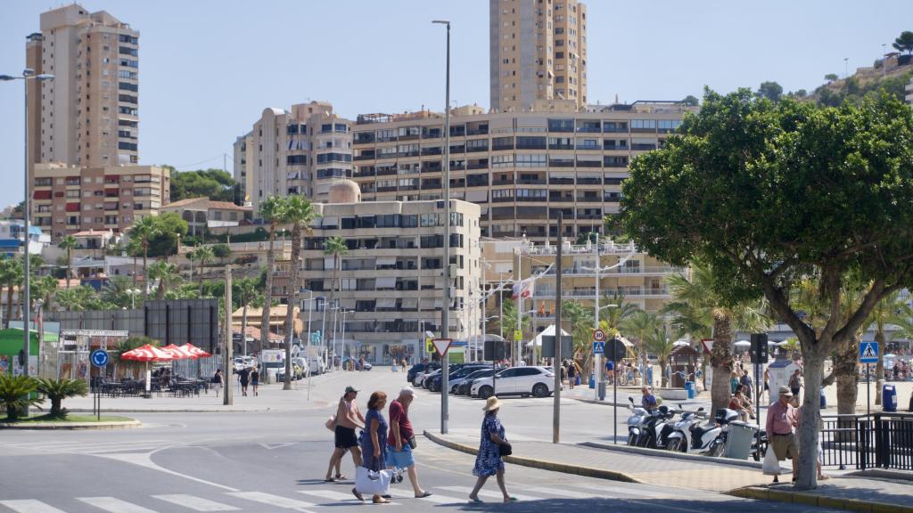 Un grupo de viandantes, en la cercanía de La Cala, el pasado lunes.
