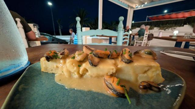 La tortilla de patata y mejillones en escabeche es una de las tapas estrella de Pian.