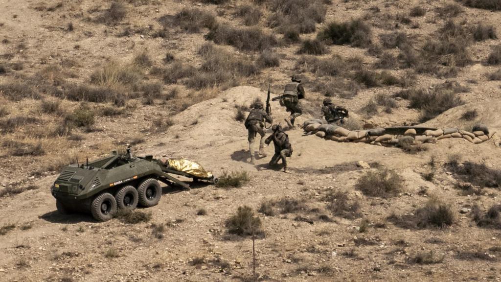 Soldados evacuan a un herido en el dron Alano