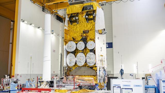 El SpainSat NG2 en la sala blanca de integración de Airbus