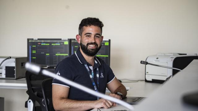 Rodrigo Ávila mira a las cámaras de El Español sentado en su sitio frente al botón rojo.