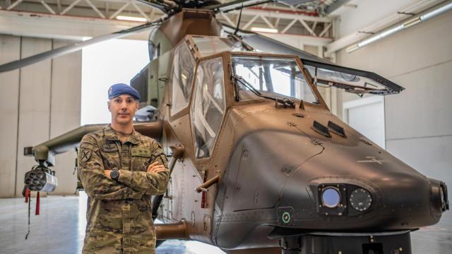 El teniente coronel Jorge Aguado posa junto a un HA-28 Tigre, las aeronaves del BHELA