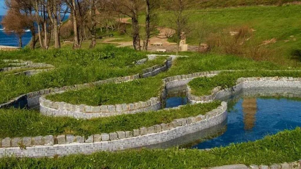 Obra 'Combate entre Hércules y Gerión' de Tim Behrens y Xosé Espona situada en el parque de la Torre de Hércules.