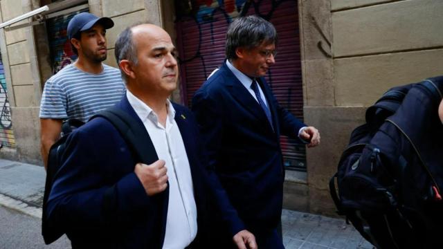 El expresidente de la Generalitat Carles Puigdemont camina junto a Jordi Turull hacia el paseo Lluís Companys de Barcelona, el 8 de agosto de 2024.