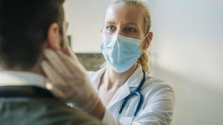 Médico atendiendo a un paciente. Imagen de archivo.
