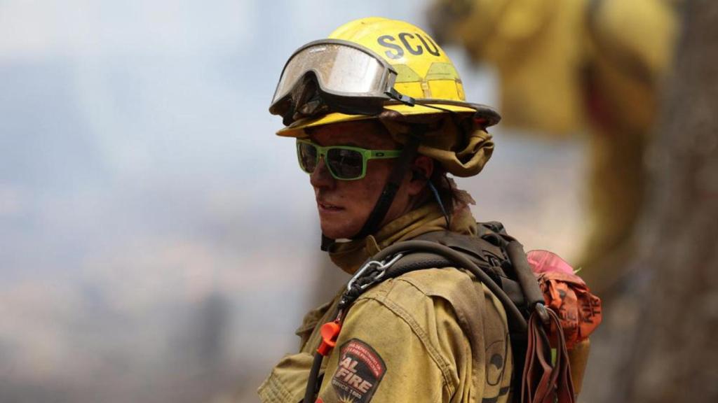 Bombera de California asistiendo en un incendio.
