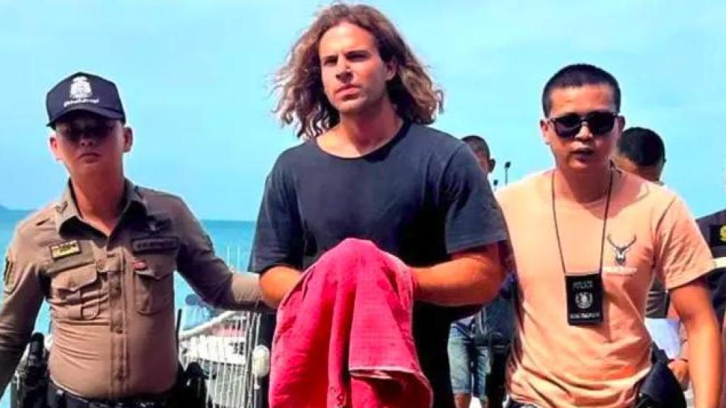 Daniel Sancho, escoltado por agentes de la policía tailandesa el pasado verano.