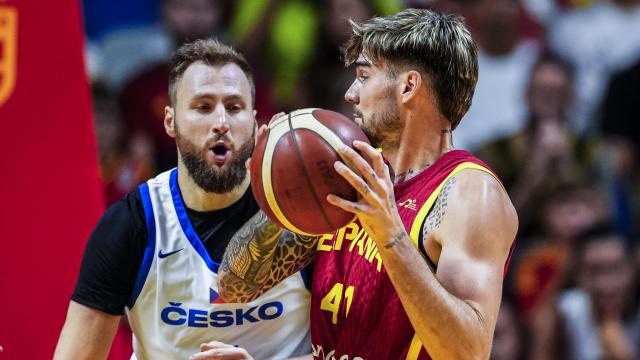 Juancho Hernangómez, tras atrapar un rebote en su duelo de este jueves ante República Checa.