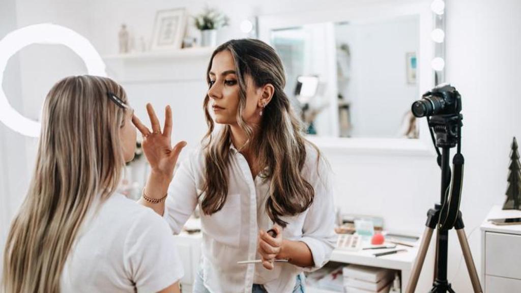 Maquilladora trabajando en su clienta.