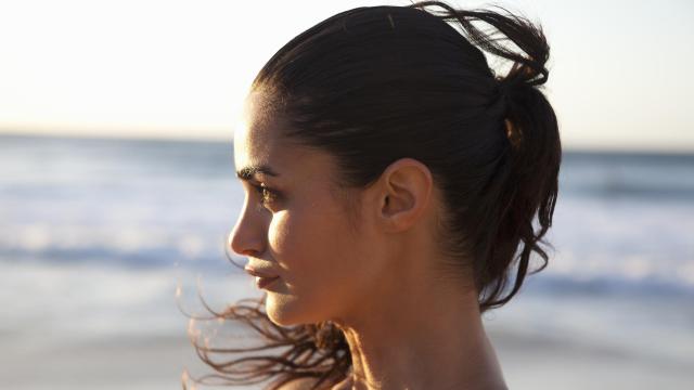Una chica en la playa.