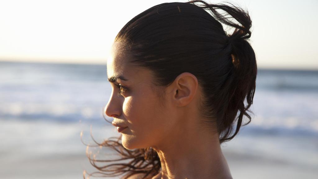 Una chica en la playa.