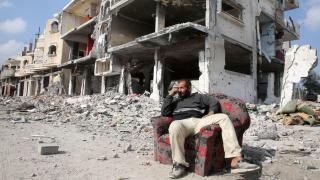 Un palestino entre los escombros en Rafah tras la ofensiva israelí.