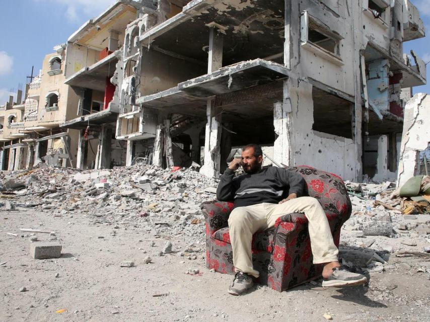 Un palestino entre los escombros en Rafah tras la ofensiva israelí.