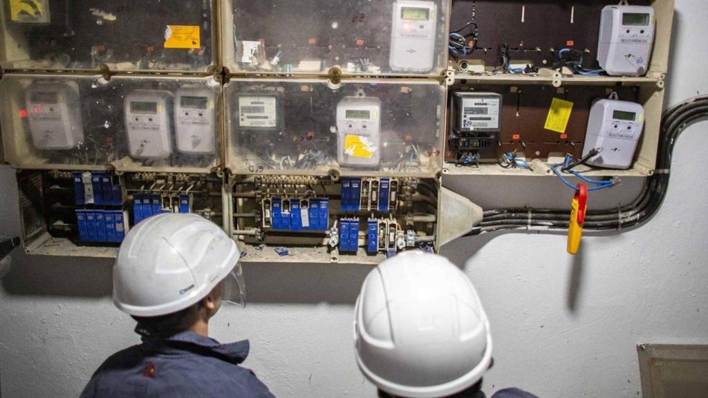 Imagen de archivo de la inspección de un fraude eléctrico.