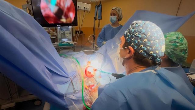 Quirófano del Hospital Virgen Macarena durante la operación de reconstrucción de clítoris.