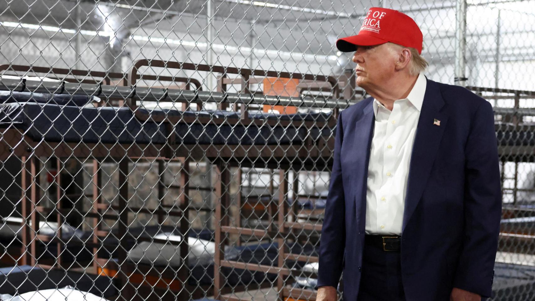Donald Trump durante una visita al 'Alligator Alcatraz' de Florida.