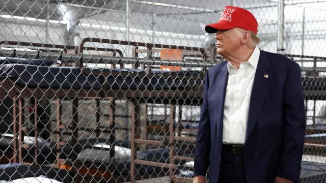 Donald Trump durante una visita al 'Alligator Alcatraz' de Florida.
