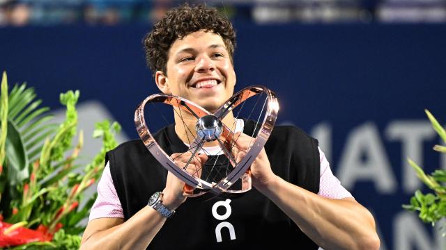 Ben Shelton celebra la victoria en el Masters 1000 de Toronto.