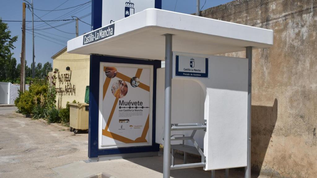 Una parada de autobús interurbano en Castilla-La Mancha.
