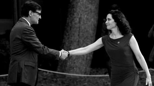 El presidente de la Generalitat de Cataluña, Salvador Illa, saluda a la presidenta de la Comunidad de Madrid, Isabel Díaz Ayuso