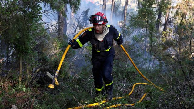 Un bombero participando en las labores de extinción del incendio del sur de Francia.