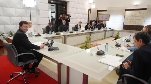 Mañueco en una reunión en las Cortes con los grupos parlamentarios de las Cortes