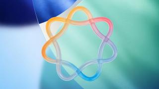 Fotomontaje con el logo translúcido de Apple Intelligence.