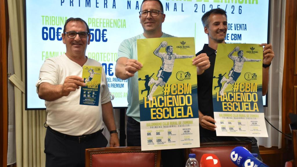 Narciso Prieto, director de comunicación de Caja Rural de Zamora; Iñaki Gómez, presidente del Balonmano Zamora y Guille García, capitán del primer equipo