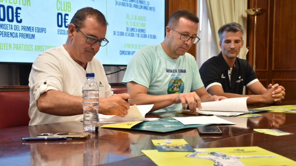 Narciso Prieto, director de comunicación de Caja Rural de Zamora e Iñaki Gómez, presidente del Balonmano Zamora, firmando el acuerdo de la campaña de socios