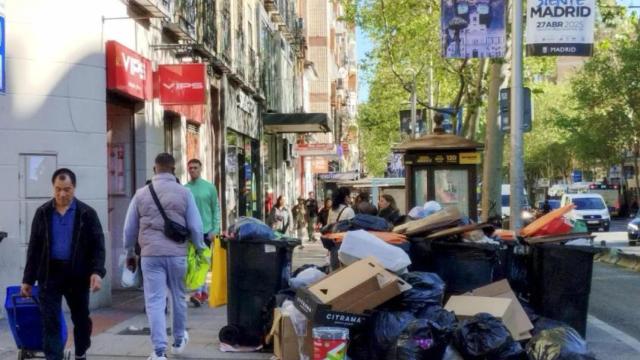 La calle Bravo Murillo de Madrid con restos de basura sin recoger.