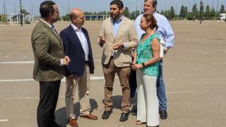 Los diputados de Vox, en el Parking Sur de Zaragoza, donde se celebra la 'Fiesta del Cordero'.