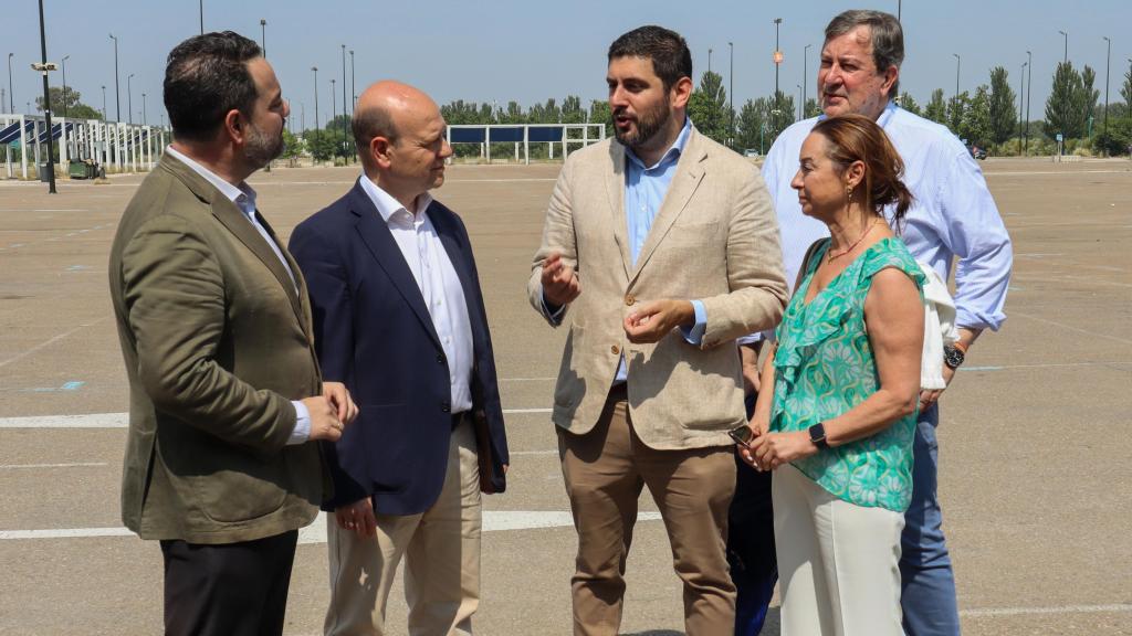 Los diputados de Vox, en el Parking Sur de Zaragoza, donde se celebra la 'Fiesta del Cordero'.