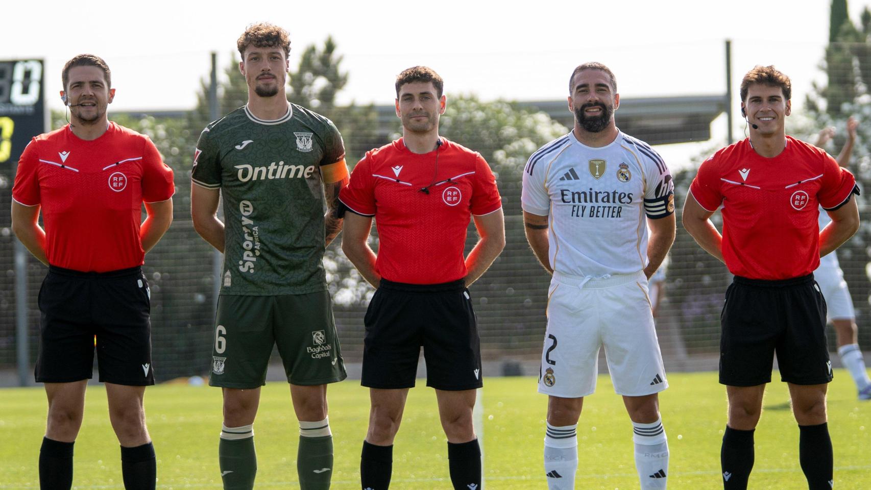 Lalo Aguilar y Dani Carvajal, los capitanes de Leganés y Real Madrid, junto con el equipo arbitral del amistoso.