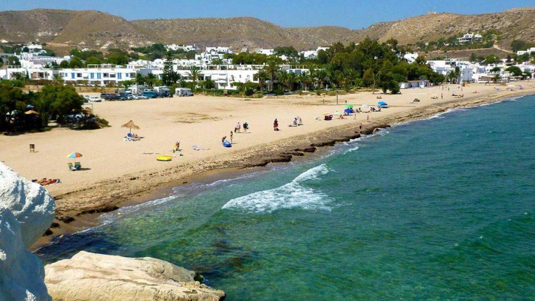 El pueblo marinero en el que comer genial y que puedes recorrer a pie: con pequeñas calas de agua turquesa