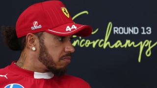 Lewis Hamilton, con la mirada perdida en la rueda de prensa previa al GP de Hungría.