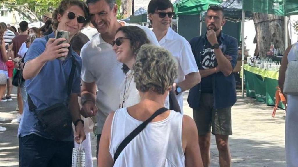 En una imagen de 2024, Pedro Sánchez y Salvador Illa visitan el mercado de Haría, en el norte de Lanzarote.