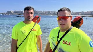 Denís y Pablo, socorristas de las playas de A Coruña