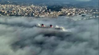 Una densa niebla regala una imagen única: así fue la salida de un cruxcero del puerto de Vigo