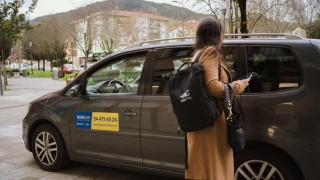 Una usuaria de Celering utilizando un taxi compartido.